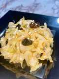 Ensalada de repollo y pasitas