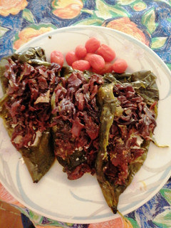 Una foto de Chile relleno de queso de cabra y flor de jamaica