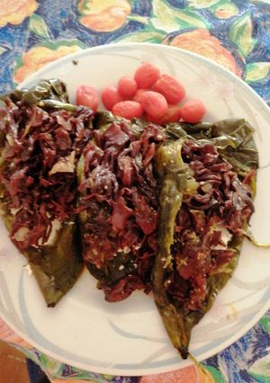 Una foto de Chile relleno de queso de cabra y flor de jamaica