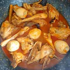 A picture of Gulai ayam gurih.