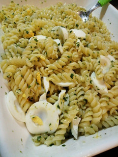 Una foto de Fideos con pesto y huevo🍋