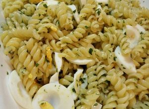 Una foto de Fideos con pesto y huevo🍋