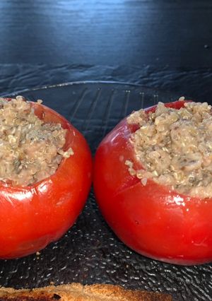 Una foto de Tomates rellenos con Quinoa y Atún