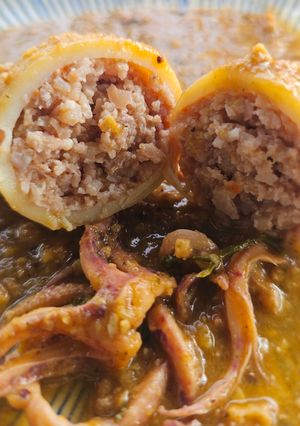 Foto principal de Calamares rellenos de langostinos y sepia en salsa de langostinos y crujiente de almendras