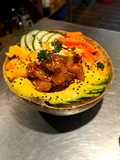Poke de pescado en salsa teriyaki
