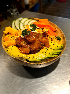 Una foto de Poke de pescado en salsa teriyaki