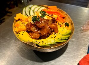 Una foto de Poke de pescado en salsa teriyaki