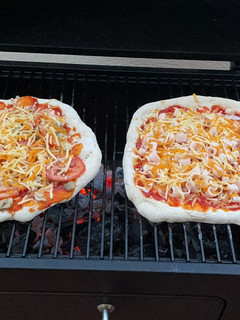 Una foto de Pizza napolitana a la barbacoa
