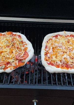 Una foto de Pizza napolitana a la barbacoa