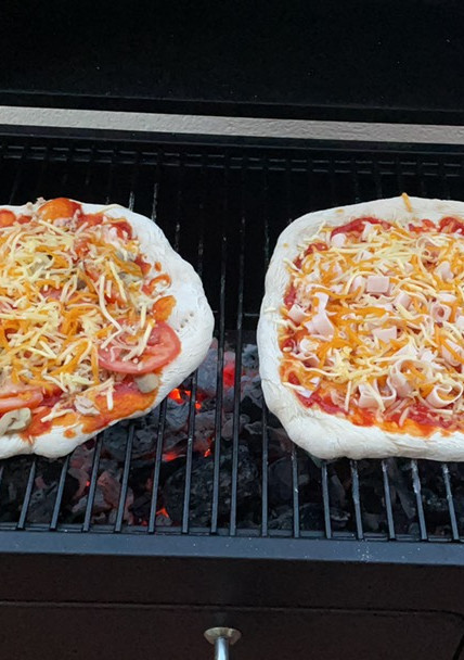 Una foto de Pizza napolitana a la barbacoa