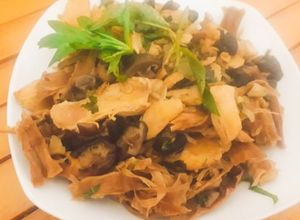 Hình của món Ức gà xào nấm và măng khô.