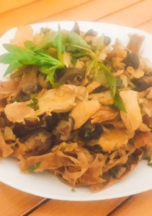 Hình của món Ức gà xào nấm và măng khô.