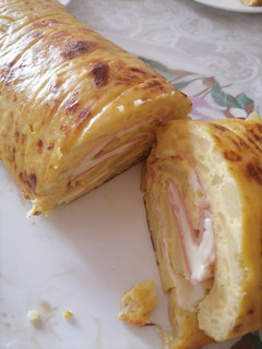 Una foto de Rulo de tortilla de patatas con jamón y queso en Thermomix
