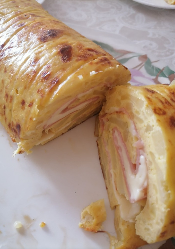 Una foto de Rulo de tortilla de patatas con jamón y queso en Thermomix