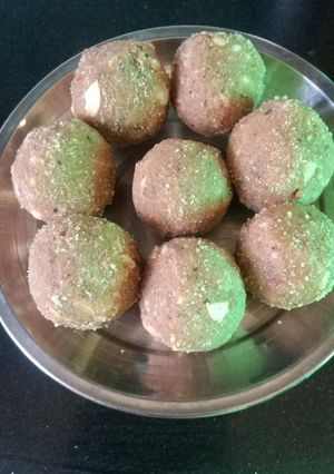 आटे के लड्डू (atte ke ladoo recipe in Hindi) रेसिपी मुख्य फोटो
