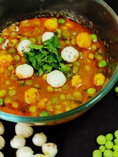 मटर मखाना करी (matar makhana curry recipe in Hindi) रेसिपी मुख्य फोटो