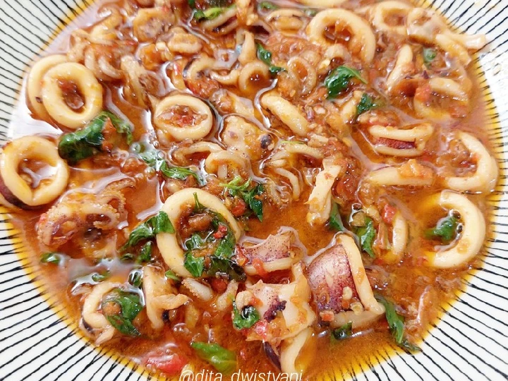 Langkah Gampang Membikin Resep Cumi masak kuah kemangi yang Menggugah Selera Anti Ribet, Bikin Ngiler
