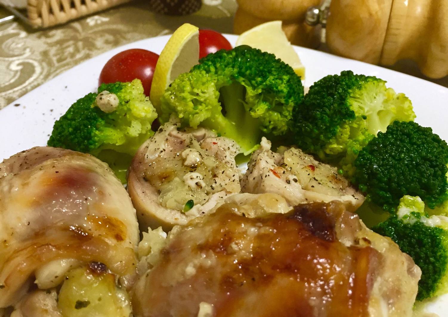 Куриные бедра с начинкой. Куриные бедра с начинкой. Рулет из петуха каплун. Филе бедра фаршированное. Куриные бедра с начинкой.
