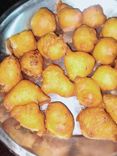 மொறு மொறு குட்டி போண்டா(bonda recipe in tamil) செய்முறை முக்கிய புகைப்படம்