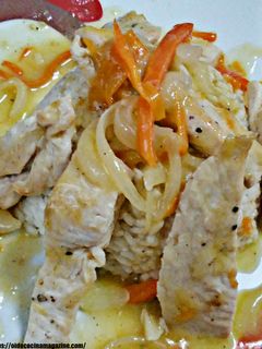 Una foto de Arroz blanco con pollo escabechado