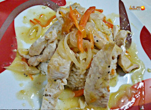 Una foto de Arroz blanco con pollo escabechado