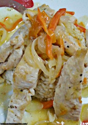 Una foto de Arroz blanco con pollo escabechado