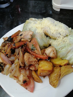 Una foto de Pollo en salteado peruano, dumpi vegetales a estilo coreano