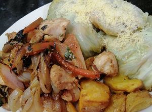 Una foto de Pollo en salteado peruano, dumpi vegetales a estilo coreano
