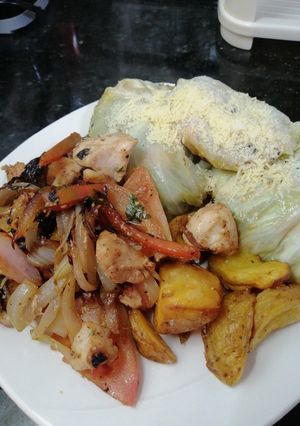 Una foto de Pollo en salteado peruano, dumpi vegetales a estilo coreano