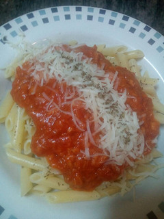 Una foto de Pasta con salsa de atún y tomate