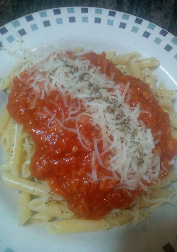Una foto de Pasta con salsa de atún y tomate