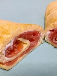 Una foto de Rollito de tortilla con salmón y queso