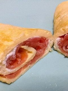 Una foto de Rollito de tortilla con salmón y queso