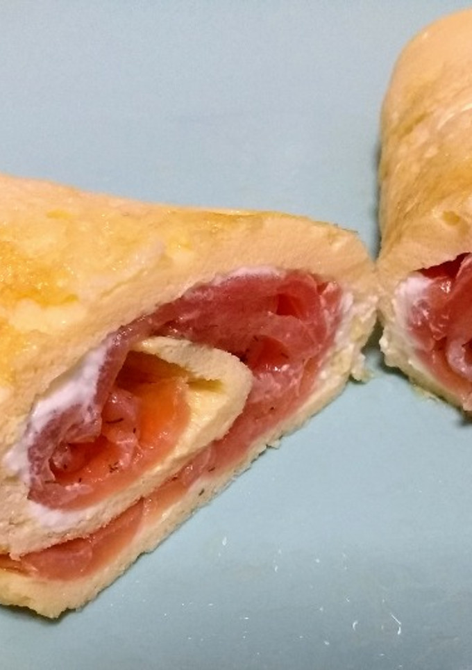 Una foto de Rollito de tortilla con salmón y queso