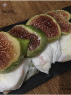 Una foto de Tosta con higo