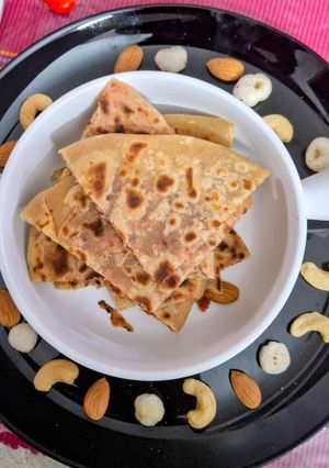 ड्राईफ्रूट मखाना एंड बीटरूट स्टफ्ड परांठा रेसिपी मुख्य फोटो