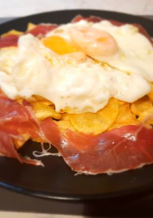 Una foto de Huevos rotos con jamón