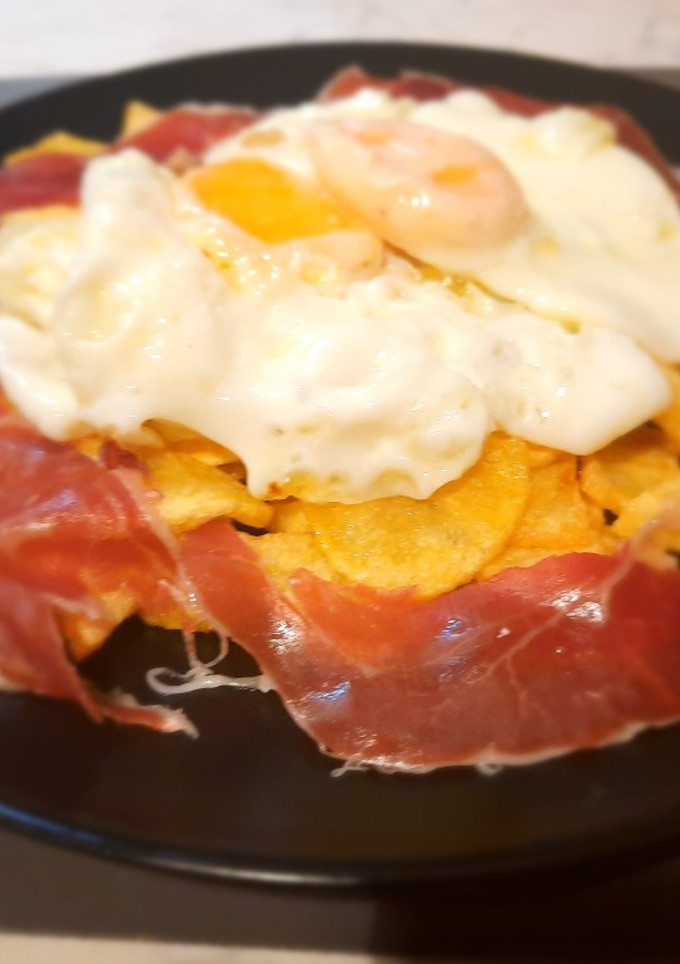 Una foto de Huevos rotos con jamón