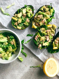 Una foto de Aguacates rellenos de atún. 4 ingredientes