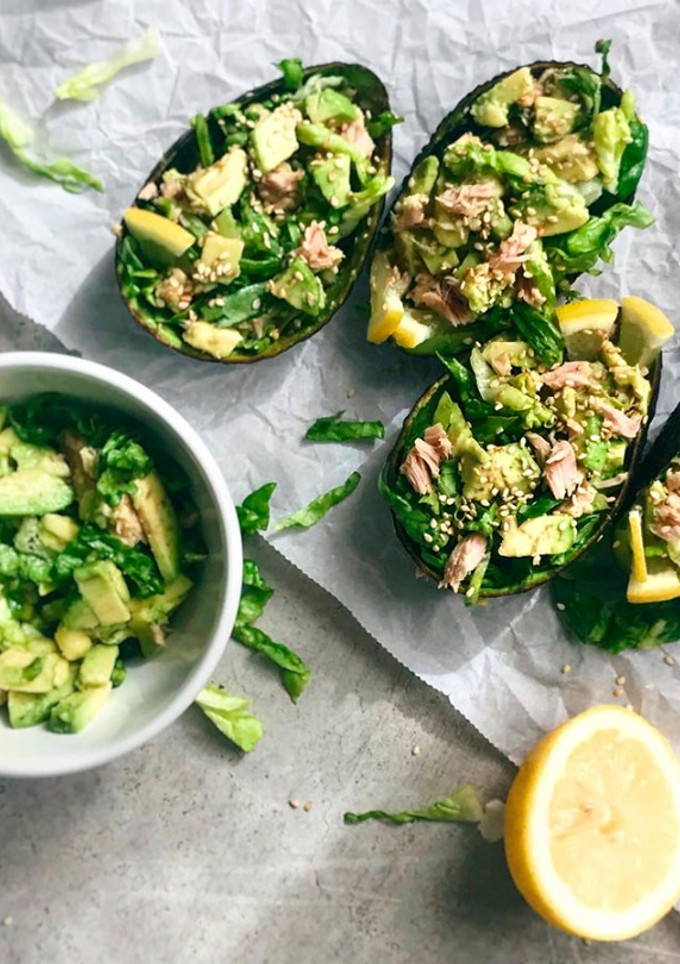 Una foto de Aguacates rellenos de atún. 4 ingredientes