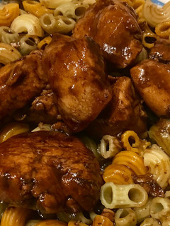 Una foto de Pollo con fideos en salsa teriyaki, con miel y salsa de soja. Facilísimo!