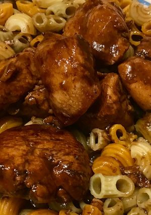 Una foto de Pollo con fideos en salsa teriyaki, con miel y salsa de soja. Facilísimo!