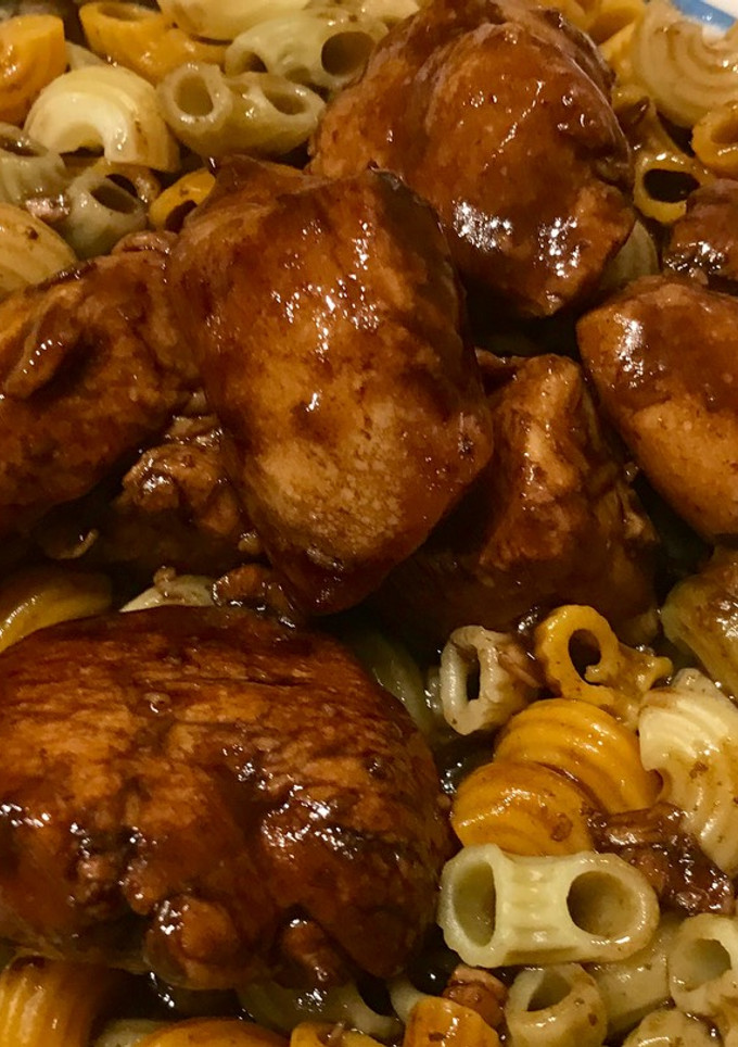 Una foto de Pollo con fideos en salsa teriyaki, con miel y salsa de soja. Facilísimo!