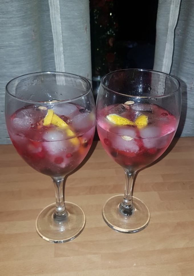 Una foto de Gin tonic "aliñado"