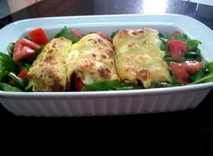 Una foto de Chorizo alemán relleno envuelto con panceta y pan lactal, aplanado con palote