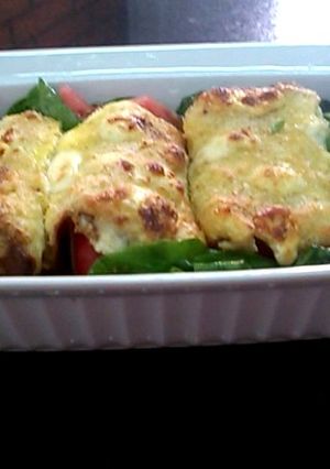 Una foto de Chorizo alemán relleno envuelto con panceta y pan lactal, aplanado con palote