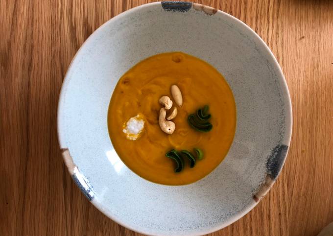 Vegane Kürbissuppe mit Äpfeln