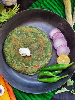 बथुआ पराठा (Bathua paratha recipe in Hindi) रेसिपी मुख्य फोटो