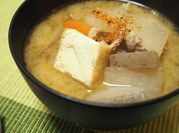A picture of thinly sliced pork soup