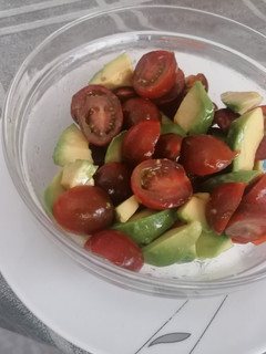 Una foto de Ensalada de aguacate y tomates cherry